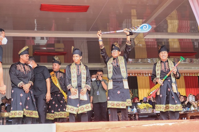 Gubernur Riau Serahkan Bantuan dan Sertifikat WBTB Pacu Jalur